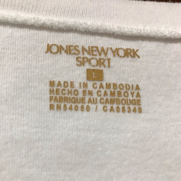 Jones New York Sport White Crew Neck Blouse w/ 3 Buttons on the Sleeve
Ladies - Picture 15 of 16